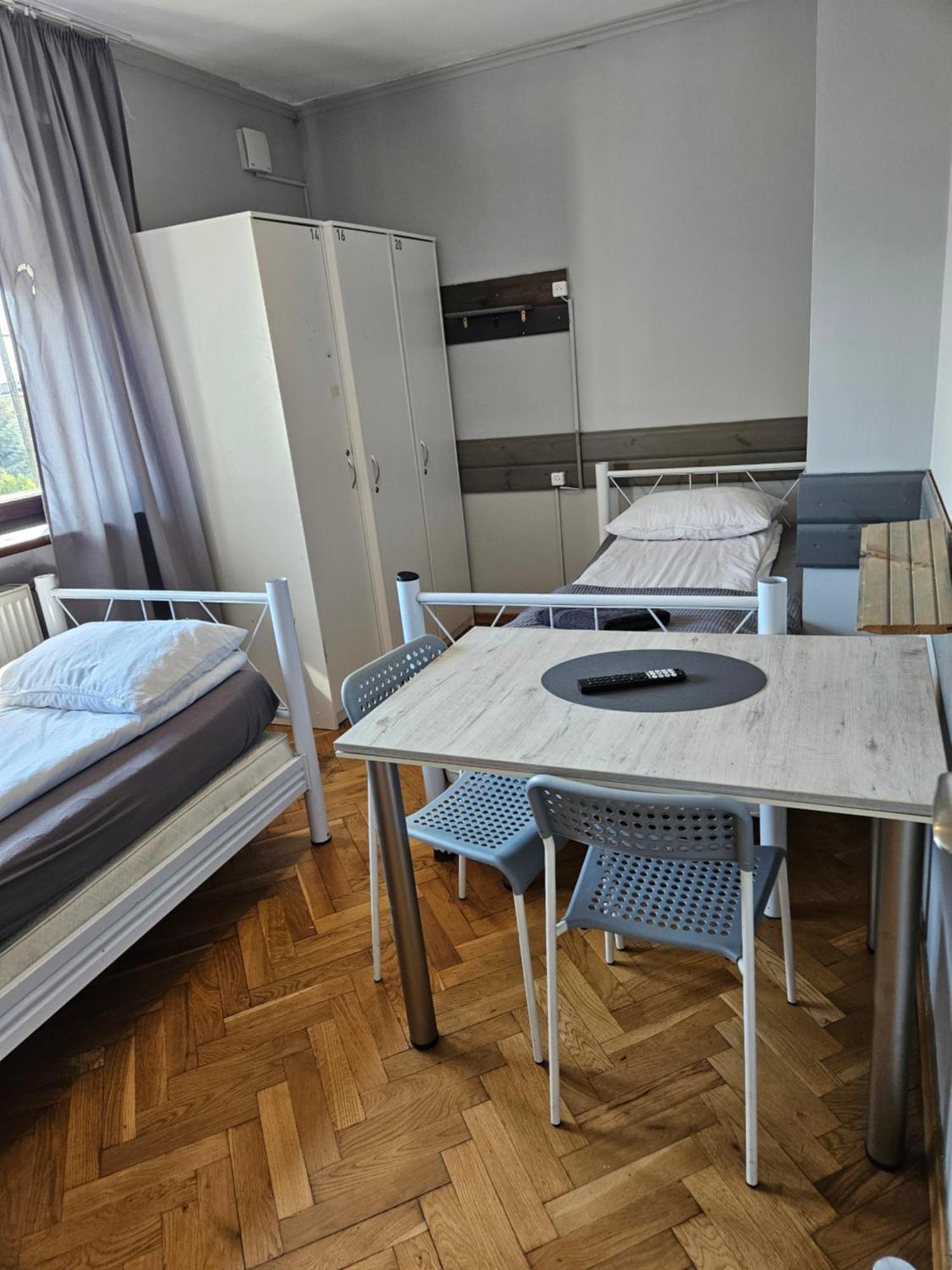 Pokoje Pracownicze Кімнати Для Працівників,Гуртожиток Swarzędz Exterior foto